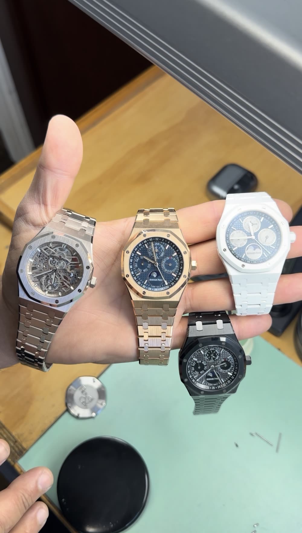 Cuatro relojes de calendario perpetuo sostenidos en la mano, ante la cámara