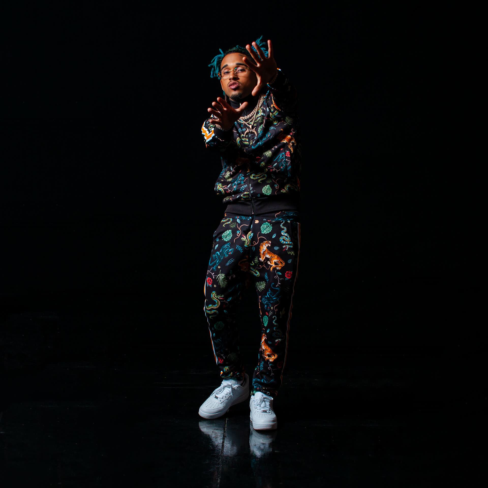 Retrato de un artista con traje floral, fondo negro